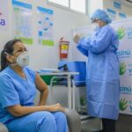 Clara Inés Patiño, la primera persona vacunada contra la COVID en Montería