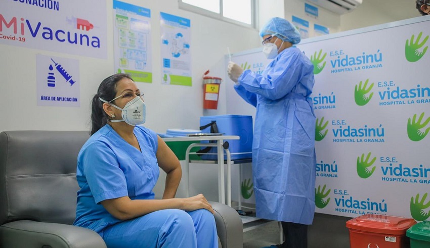 Clara Inés Patiño, la primera persona vacunada contra la COVID en Montería