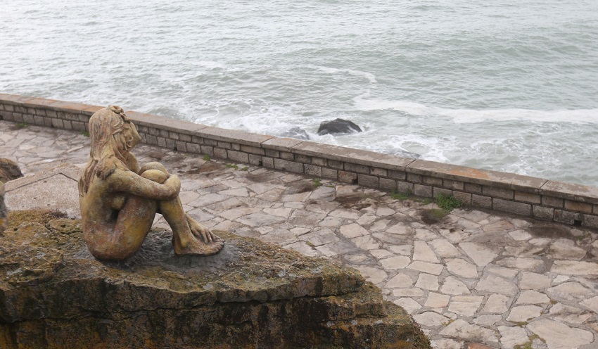 La mujer en escultura que apareció en Playa Chica de Mar del Plata