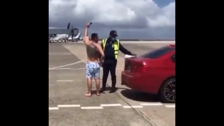 Hombre ingresó con su BMW a la pista del Aeropuerto Internacional de Las Américas