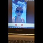 Katherine, la estudiante colombiana en clase virtual desde una playa en Cancún