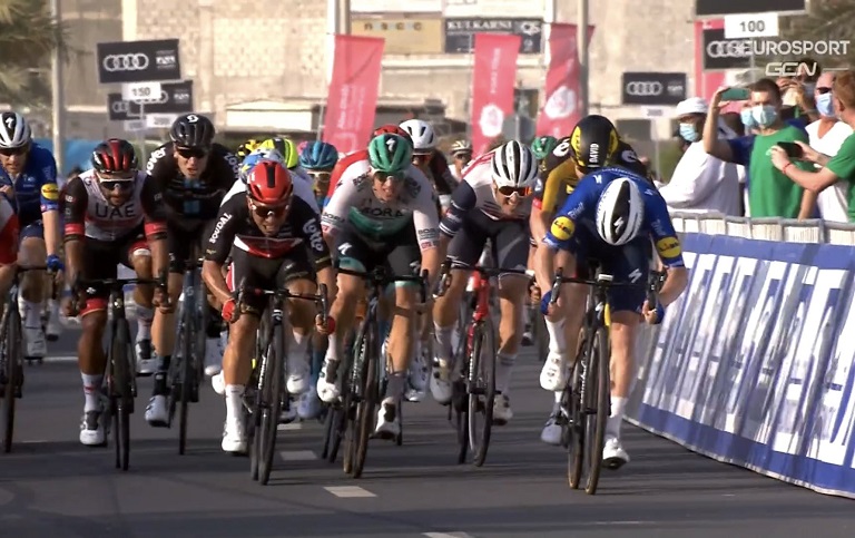 Sam Bennett impone su potencia al esprint en el Tour de los EAU