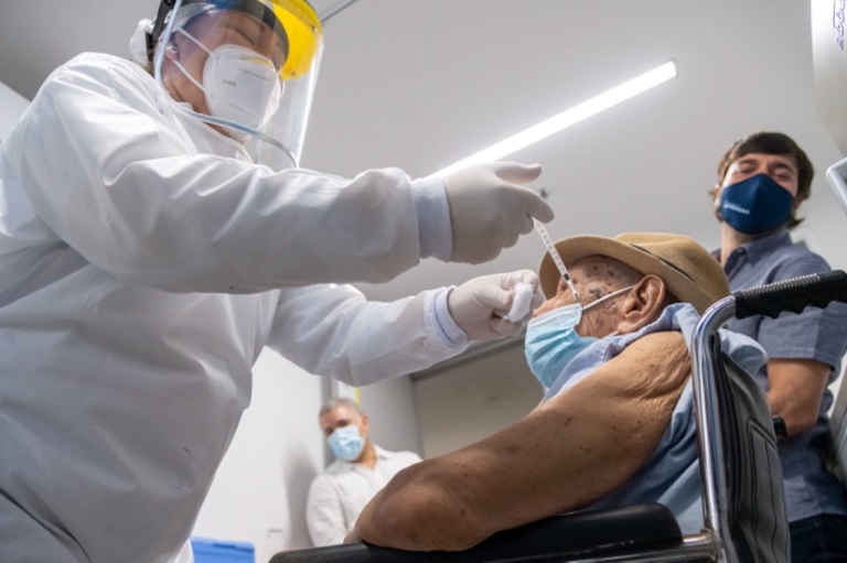 Adel Mass, el vacunado un millón contra el COVID en Colombia