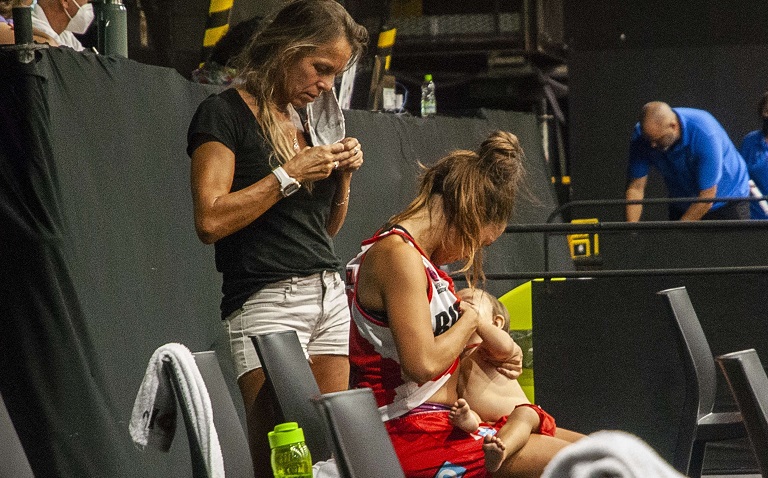Antonella González, la jugadora de baloncesto que amamanta durante un partido