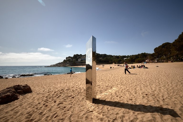 Aparece en una playa de la Costa Brava un monolito metálico parecido al de Utah