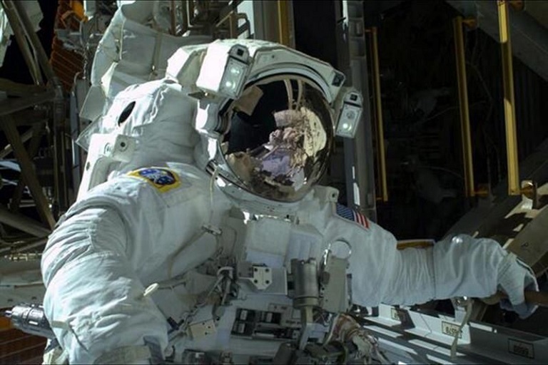 Astronautas realizan otra caminata