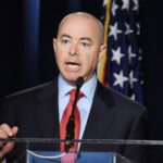 El Gobierno de Biden busca defender su gestión ante la crisis migratoria en la frontera