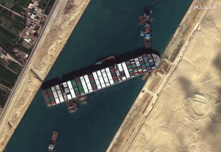 El canal de Suez sigue bloqueado a la espera de que arrastren el Ever Given