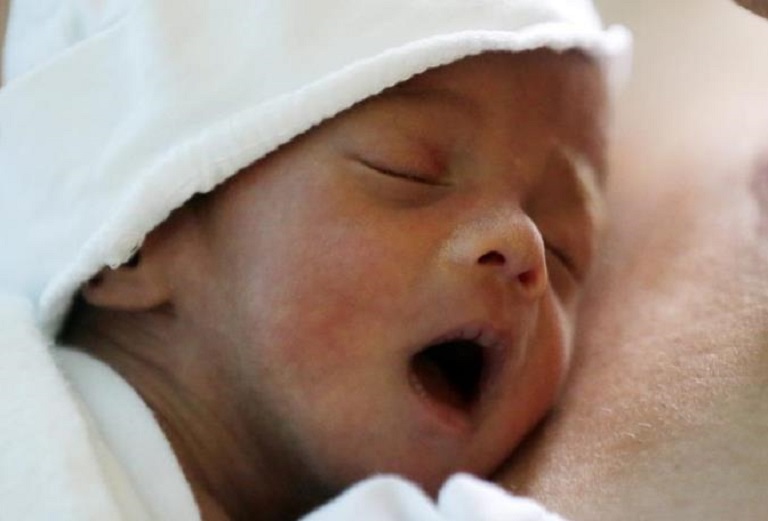 El contacto piel con piel no aumenta riesgo de contagio de covid para bebés