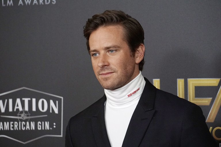 Una mujer acusa al actor Armie Hammer de violación y otros “actos violentos”