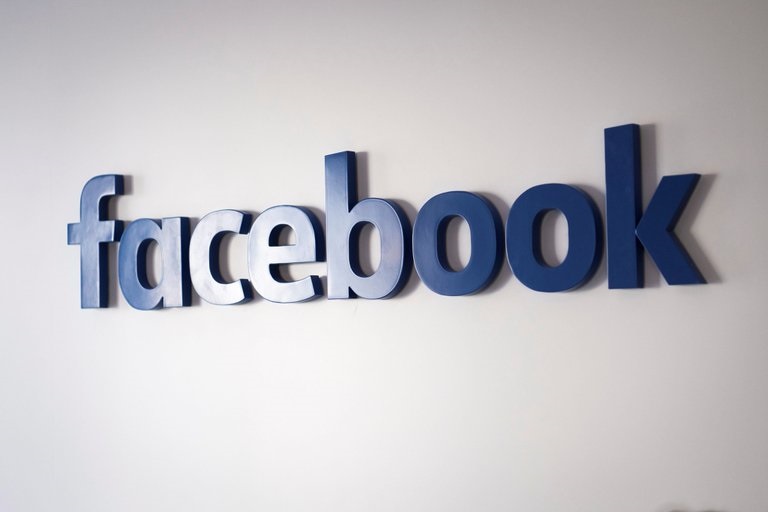 En la imagen, el logo de Facebook