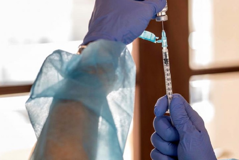 España informa de la muerte de una persona tras ser vacunada con AstraZeneca