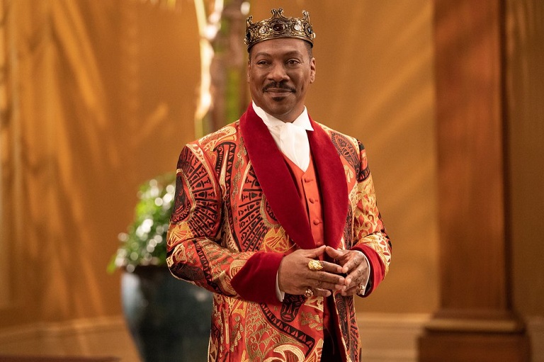 Fotograma cedido por Paramount Pictures donde aparece el actor Eddie Murphy en el papel de rey de Zamunda, durante una escena de la película Coming 2 America. EFE