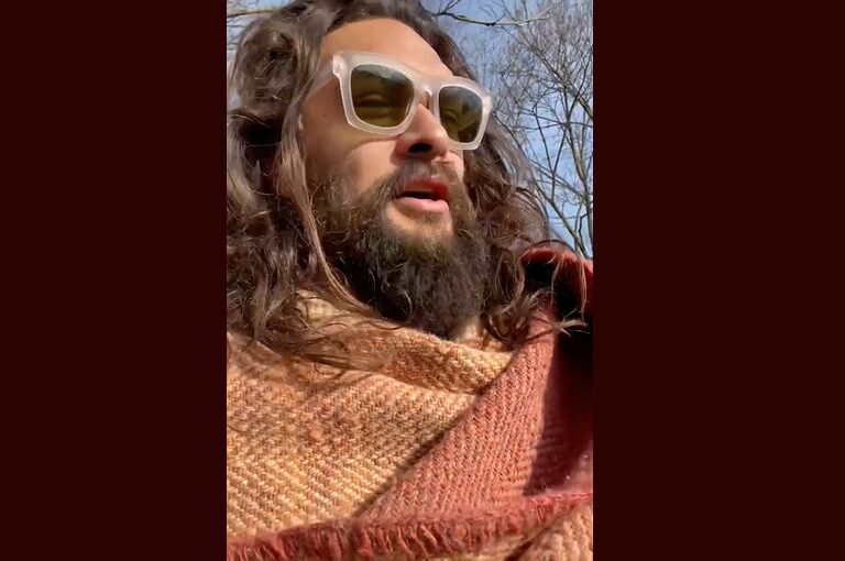 Jason Momoa usando ruana colombiana