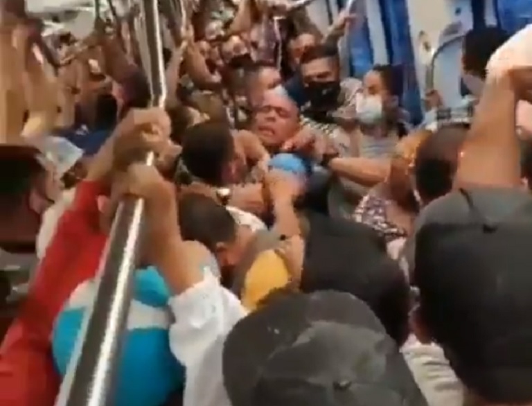 Penosa pelea en el Metro de Medellín mientras iba atestado de pasajeros