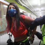 Policías mexicanos golpean a fotoperiodistas que cubrían el Día de la Mujer