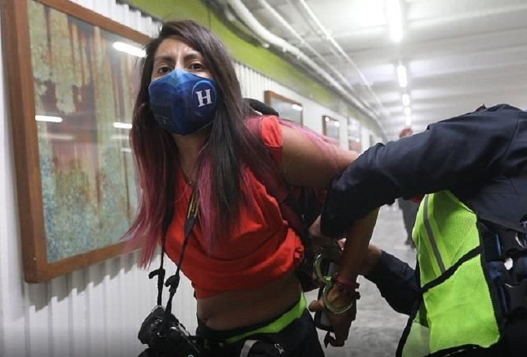 Policías mexicanos golpean a fotoperiodistas que cubrían el Día de la Mujer