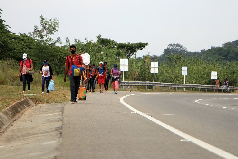 Sube a más de 6.000 la cifra de venezolanos desplazados a Colombia por el conflicto