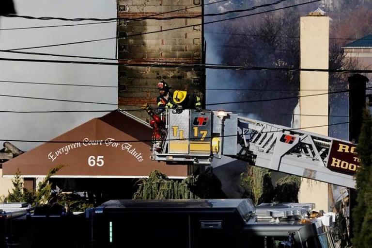Un muerto y dos bomberos heridos en un incendio en geriátrico de Nueva York