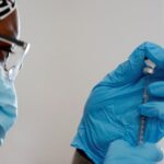 Una dosis de las vacunas de Pfizer y Moderna es efectiva en un 80 %, según CDC