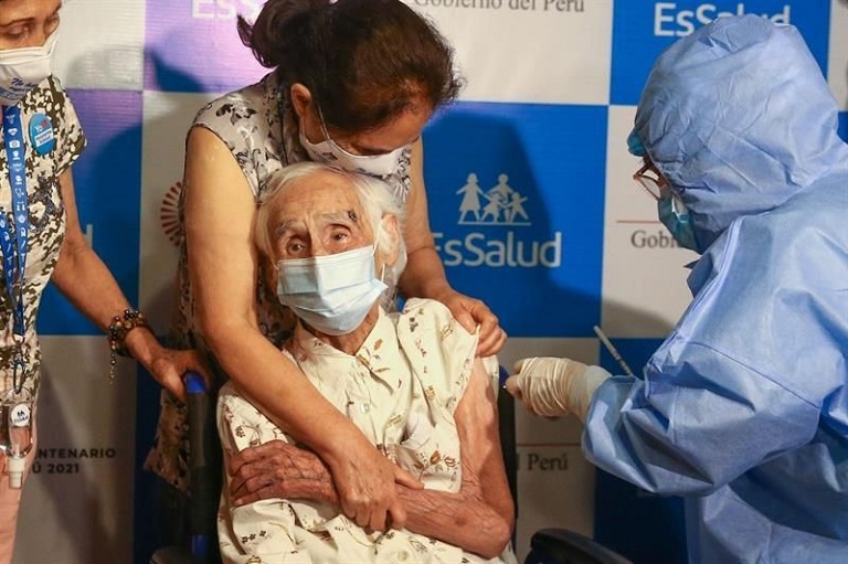 Una mujer de 104 años, la primera adulta mayor vacunada en el Perú