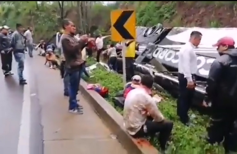 bus de Concorde que se accidentó en la vía Bucaramanga- San Alberto