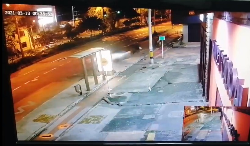 Auto a toda velocidad en la avenida Guayabal de Medellín mató a "viejo loco", un habitante de calle