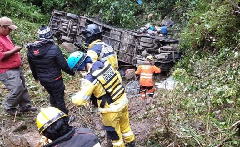 20 muertos en Cochabamba al despeñarse un autobús por un barranco