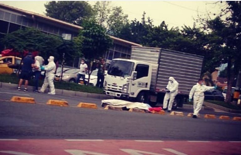 Hombre cruzaba La 70 de Medellín para jugar un chance y tuvo un accidente mortal