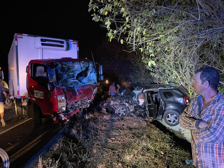 Camión impactó a camioneta en la vía a Ponedera y causó la muerte de una niña y su padre