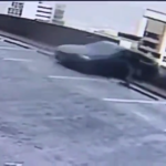 Video: Así cayó carro de un parqueadero elevado en urbanización Finito en El Poblado