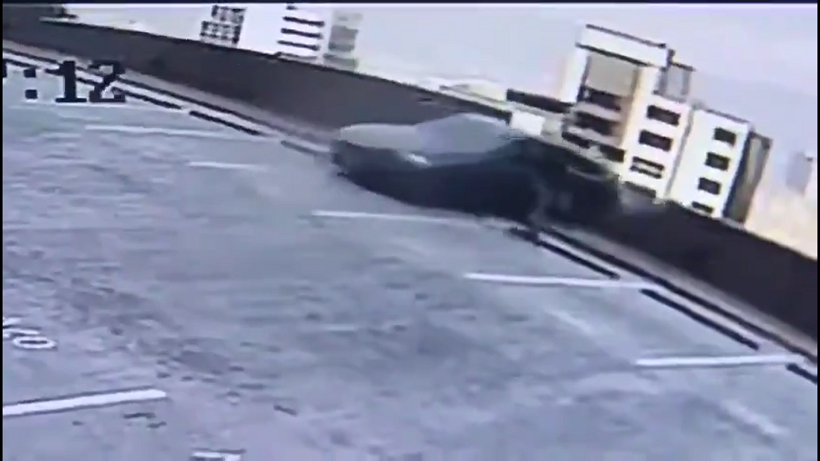 Video: Así cayó carro de un parqueadero elevado en urbanización Finito en El Poblado