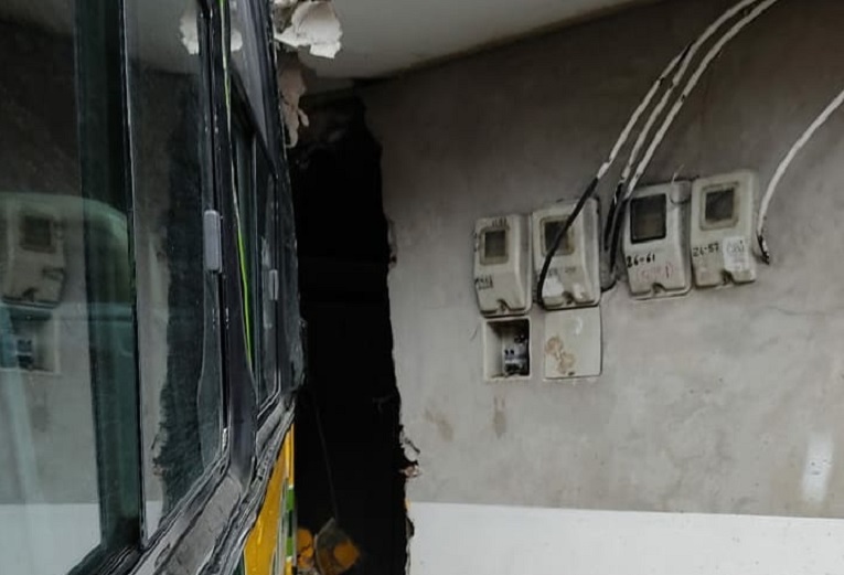 Un bus se incrustó en una casa en el barrio Caicedo de Medellín