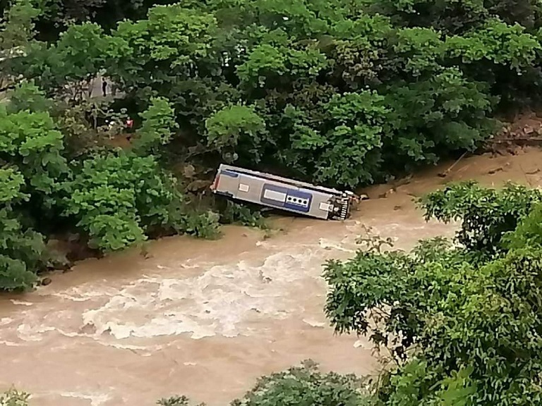 Un bus de flota Occidental cayó al río Cauca en el sector de Chirapoto