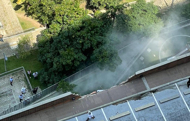 Vehículo cae de parqueadero en urbanización Finito en Medellín