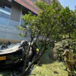carro que cayó del quinto piso del Edificio Finito en Medellín