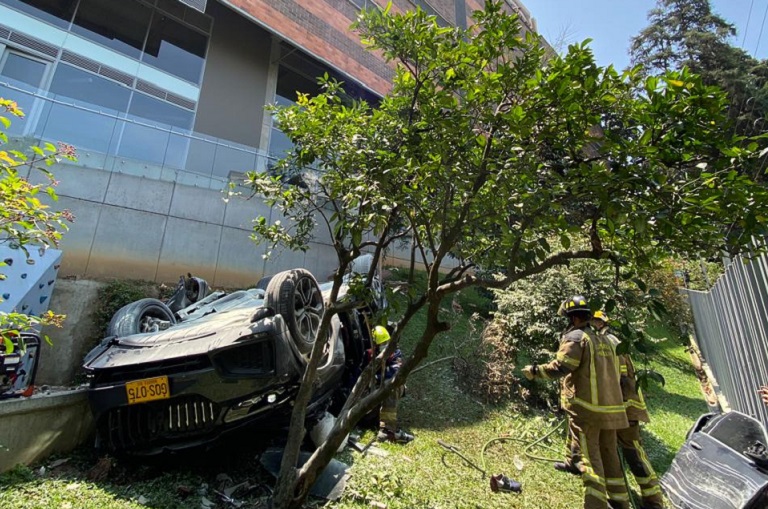 carro que cayó del quinto piso del Edificio Finito en Medellín