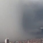 El cielo de Medellín entre la lluvia y una tormenta eléctrica