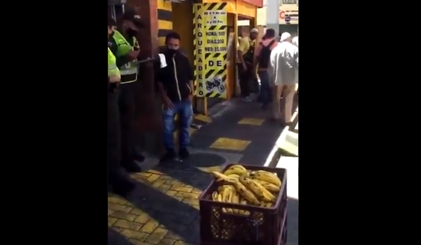 Le imponen comparendo a hombre que vende bananos en pleno centro de Pereira