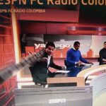 Tremendo accidente en el set de ESPN Colombia con tablero que le cayó a Carlos Ordúz