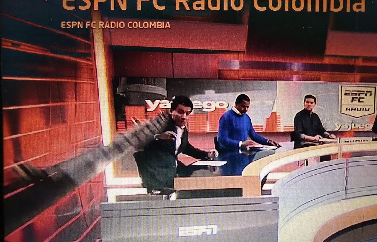 Tremendo accidente en el set de ESPN Colombia con tablero que le cayó a Carlos Ordúz