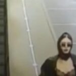 Pasajera y su extraño baile saliendo de un tren en la estación del metro Kotelniki