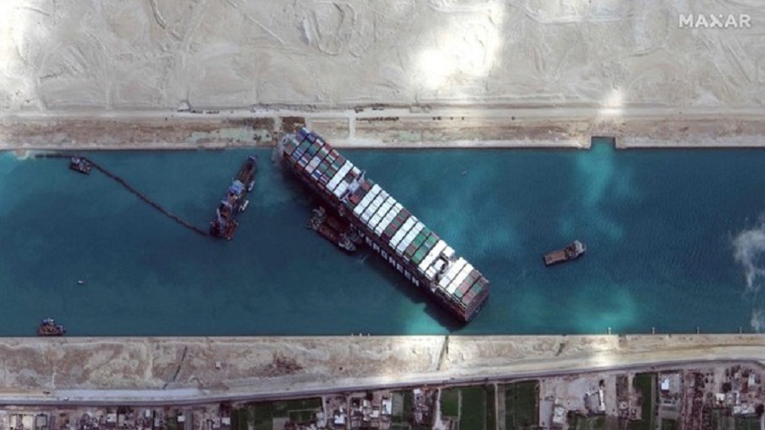 Logran desencallar al Ever Given que bloqueaba el Canal de Suez