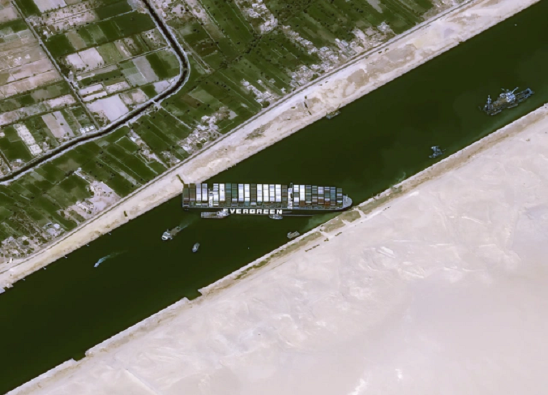 El Canal de Suez sigue bloqueado