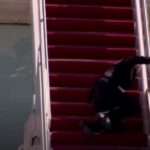 La triple caída de Joe Biden al subir al avión presidencial