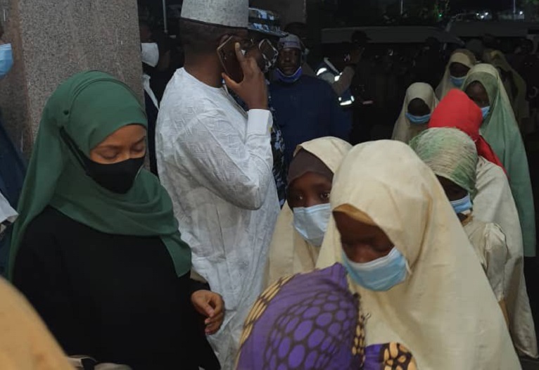 Liberan a casi 300 estudiantes secuestradas en una escuela de Nigeria