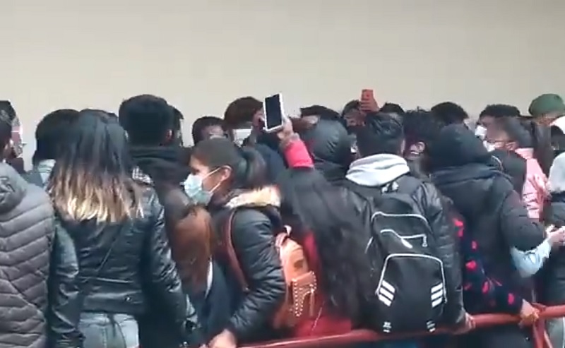 Mueren tres estudiantes de la Universidad El Alto al caer una baranda del 5to piso