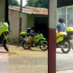 Una mujer de civil fue captada usando una moto de la policía de Colombia en el corregimiento El Caguán en Neiva.