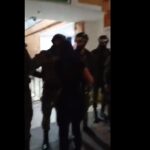 Mujer le propina cachetada a un soldado por no dejarla entrar a batallón