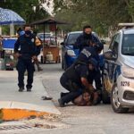 Salvador - Muere mujer a la que policías sometieron contra el piso en Tulum, Quintana Roo
